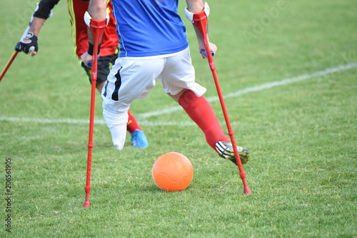 Obraz na plátně Footballeur amputé en plein match