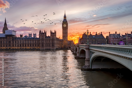 Westminster an der Themse in London, Großbritannien, bei Sonnenuntergang