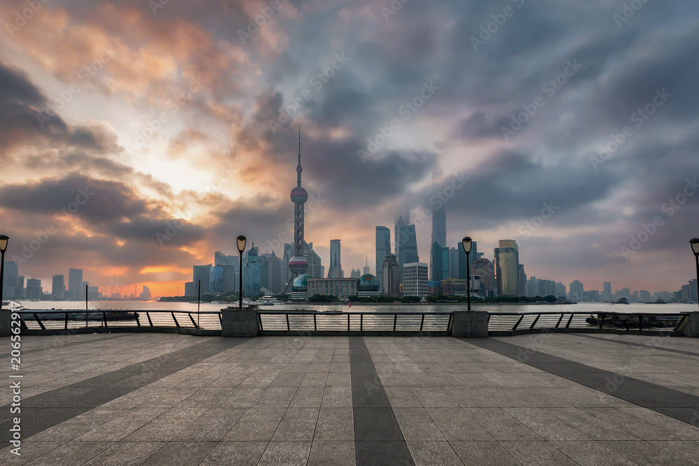 Die Skyline der Metropole Shanghai, China, bei Sonnenaufgang