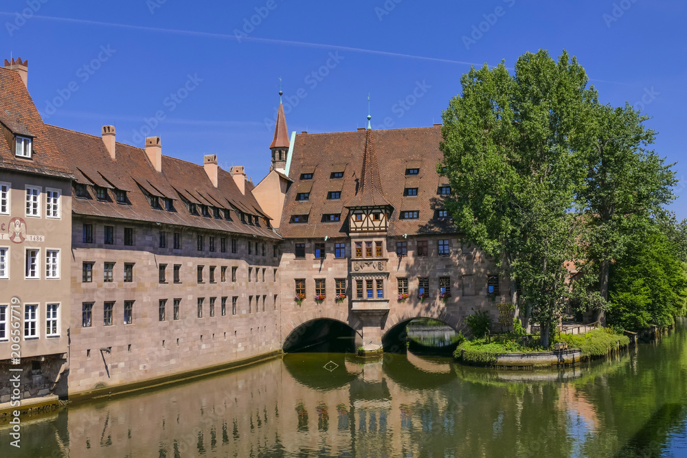 Obraz premium Heilig-Geist-Spital, Pegnitz River, Nuremberg, Middle Franconia, Franconia, Bavaria, Germany, Europe