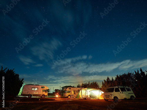 冬の星空の下でオートキャンプをするイメージ
