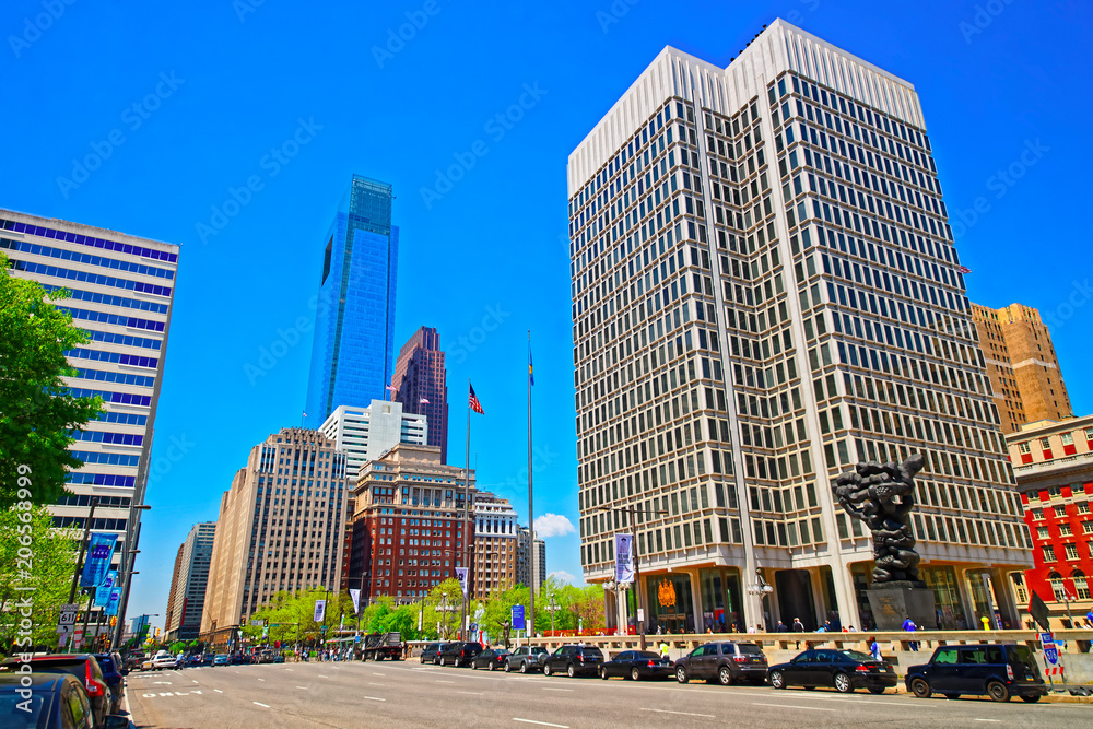Obraz premium Street view to Penn Center and skyline with skyscrapers Philadelphia