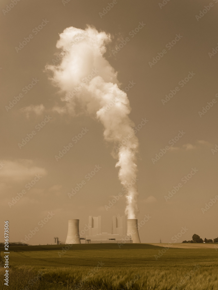 Braunkohlekraftwerk mit Kühltürmen und aufsteigendem Dampf, Sepia-Tonung Braunkohlekraftwerk mit Kühltürmen und aufsteigendem Dampf, Sepia-Tonung
