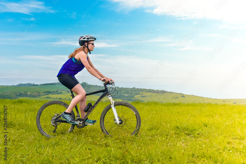 jeune femme athlétique en vtt