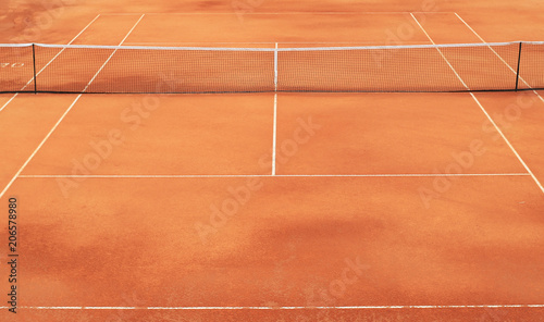 Clay tennis court with net and white markings © Zarya Maxim