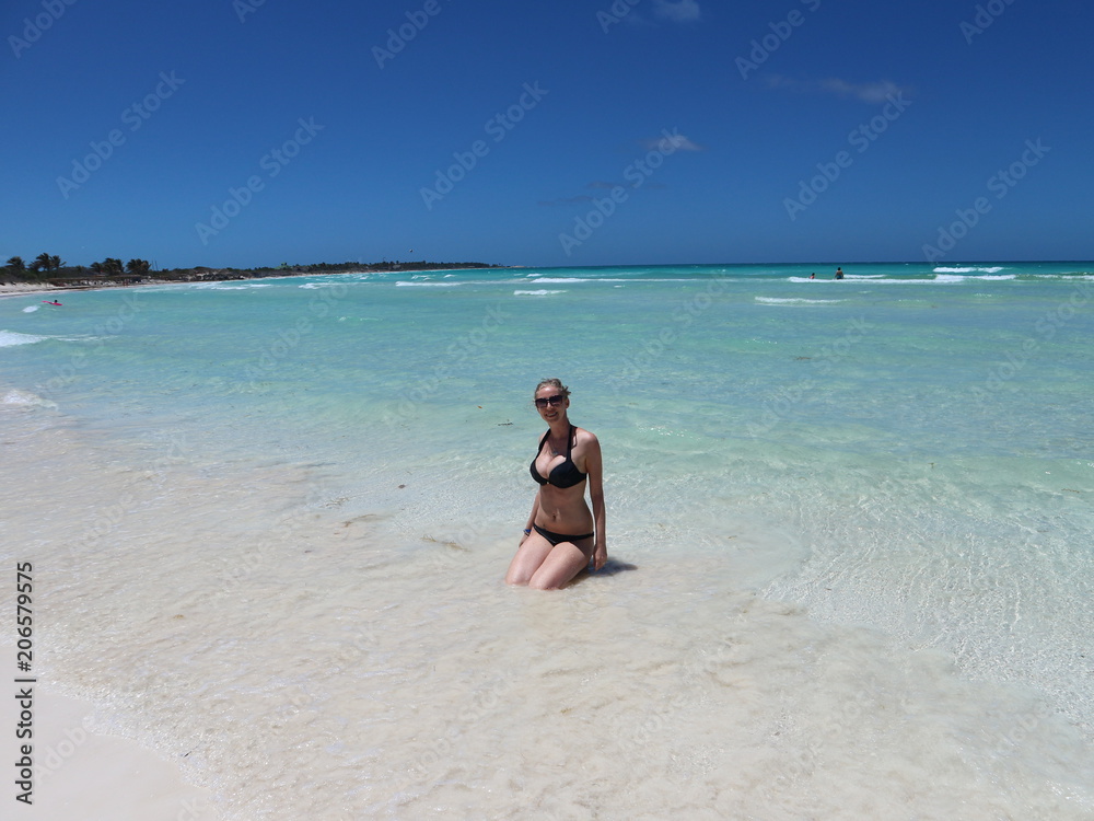 Obraz premium Frau am Strand in der Karibik, Kuba