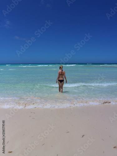Frau am Strand in der Karibik, Kuba