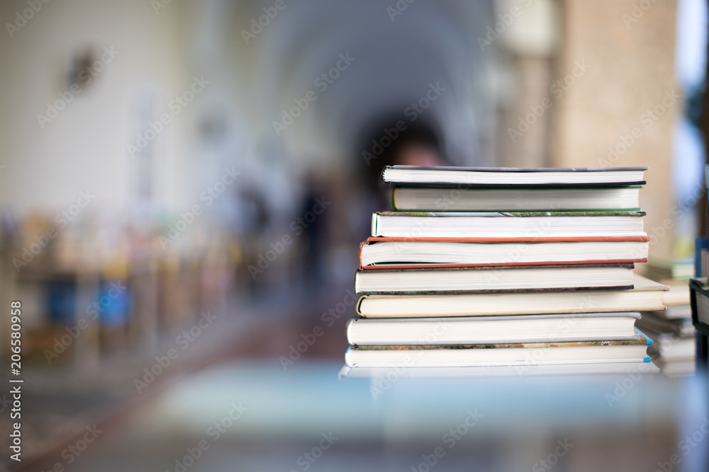 Bücherstapel auf Flohmarkt, Lestestoff für den Sommer, Freiraum Bücherstapel auf Flohmarkt, Lestestoff für den Sommer, Freiraum