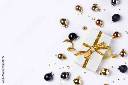Cuadro en lienzo Christmas flat lay scene with glass balls