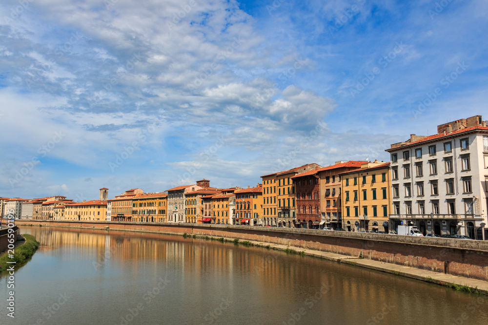Ausblick von der Brücke Ponte di Mezzo auf die Lungarnos (die Straßen) entlang dem Ufer des Flusses Arno durch Pisa, Toskana, Italien