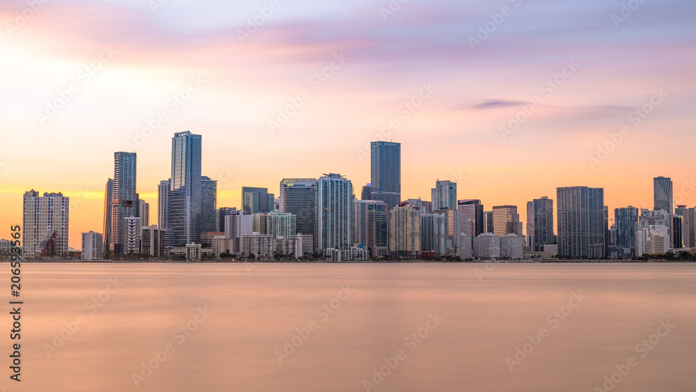 Fototapeta premium Downtown Brickell Miami Skyline Sunset