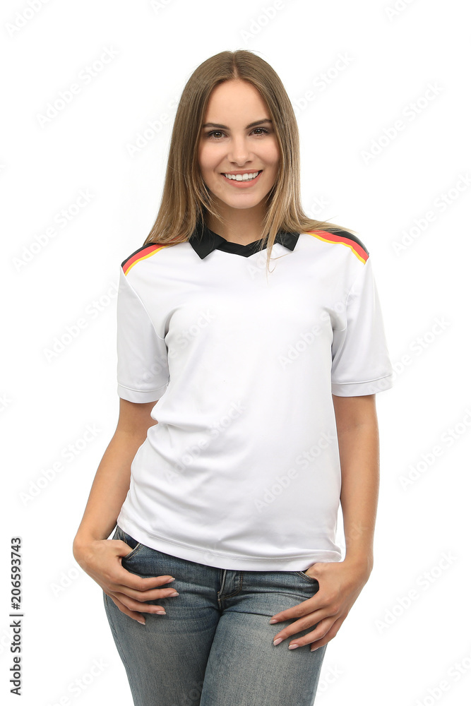 Hübsche blonde Frau in einem Deutschlandtrikot lacht