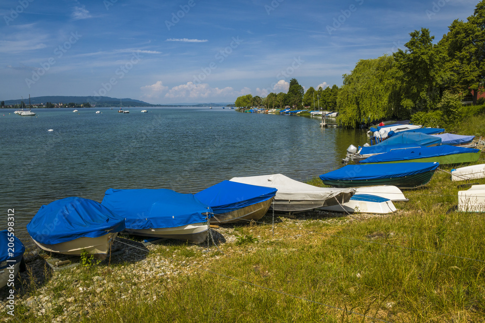 Urlaub Allensbach am schönen Bodensee mit blauen Himmel und Booten am Seeufer