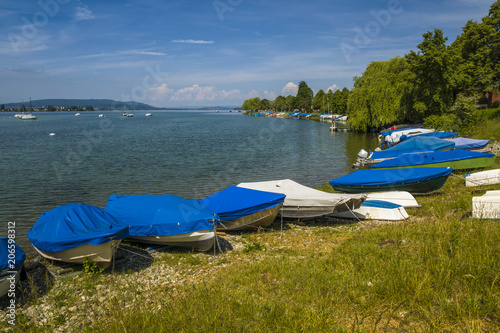 Urlaub Allensbach am schönen Bodensee mit blauen Himmel und Booten am Seeufer