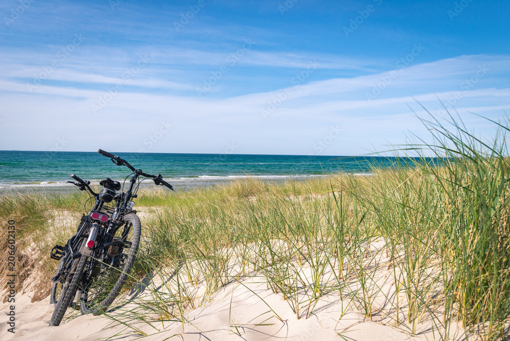 Obraz premium Fahrräder am Strandaufgang, Urlaub an der Ostsee