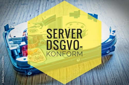 Festplatte 3,5 Zoll als Datenspeicher mit Hauptplatine auf einem Bambustisch mit in deutsch german server dsgvo-konform in english server gdpr-compliant