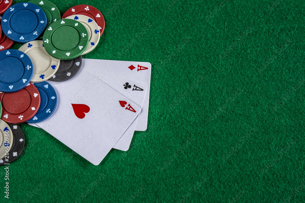 cartas y fichas de poker sobre mesa verde de casino Stock Photo | Adobe  Stock