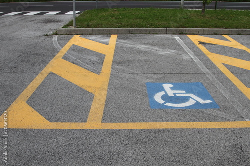 parcheggio riservato invalidi, diversamente abile, disabilità