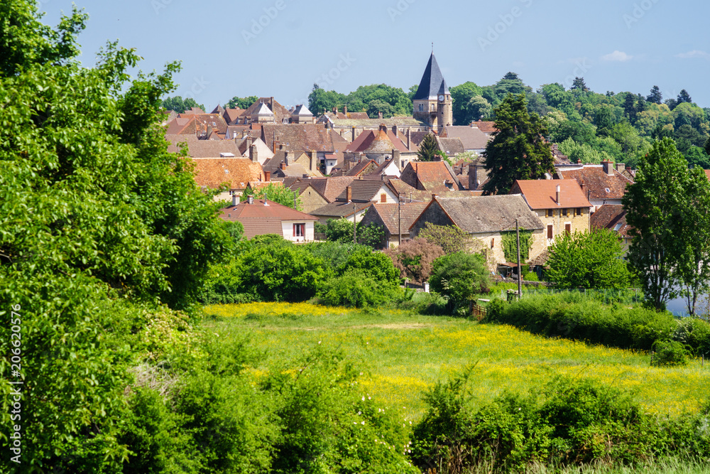 Klassische Landschaft mit Dorf in Burgund; Blick auf Buxy, romantischer Blick auf mittelalterliches Dorf in strahlendem Sommerlicht ; F, Burgund, Departement Côte d'Or,