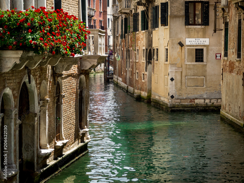 Obraz premium cananl in venice red flowers in balcony