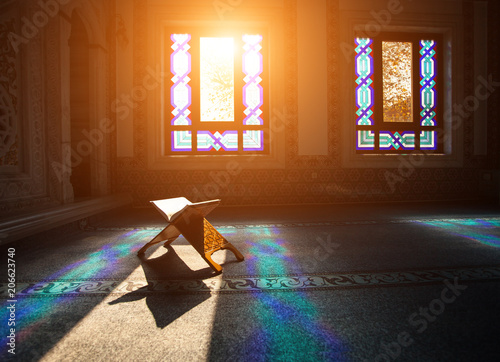 Fotografia Quran - holy book of muslims, scene in the mosque at Ramadan time