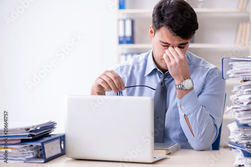Foto Extremely busy businessman working in office