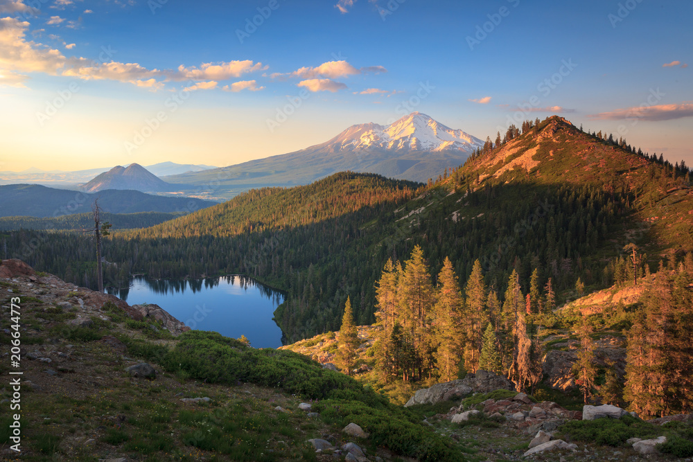 Fototapeta premium Amazing View of Mount Shasta with Valley Below