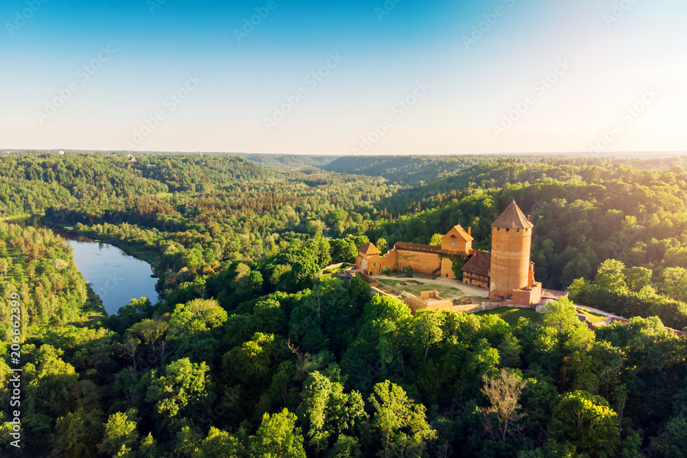 Fototapeta premium widok z lotu ptaka na zamek Turaida i rzekę Gauja o zachodzie słońca, Łotwa