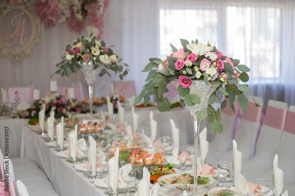 The table decorated to a wedding The table decorated to a wedding