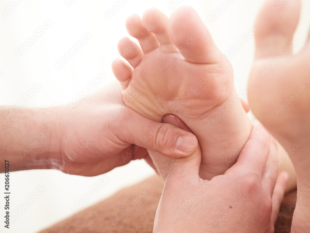 足裏の指圧を受ける女性の足 足裏の指圧を受ける女性の足