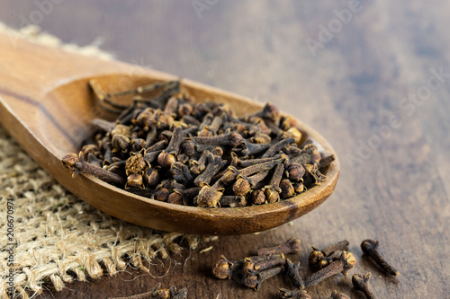 Ganze Gewürznelken getrocknet auf Holzlöffel 