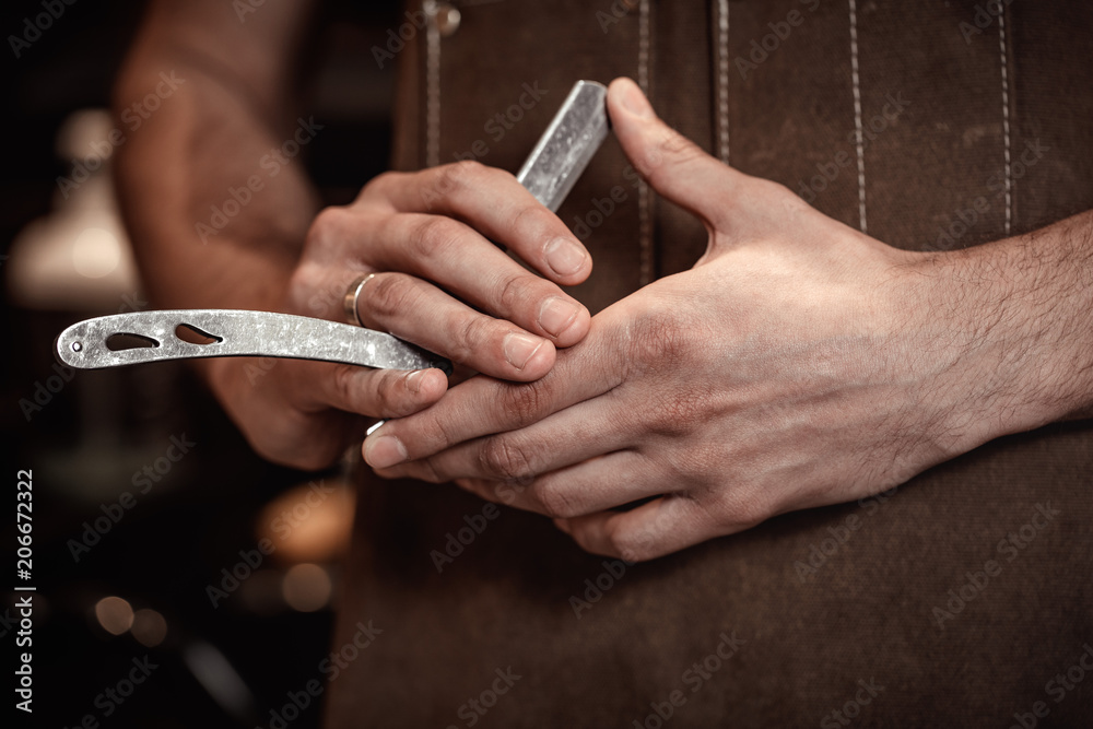 Obraz premium barber hand and blade