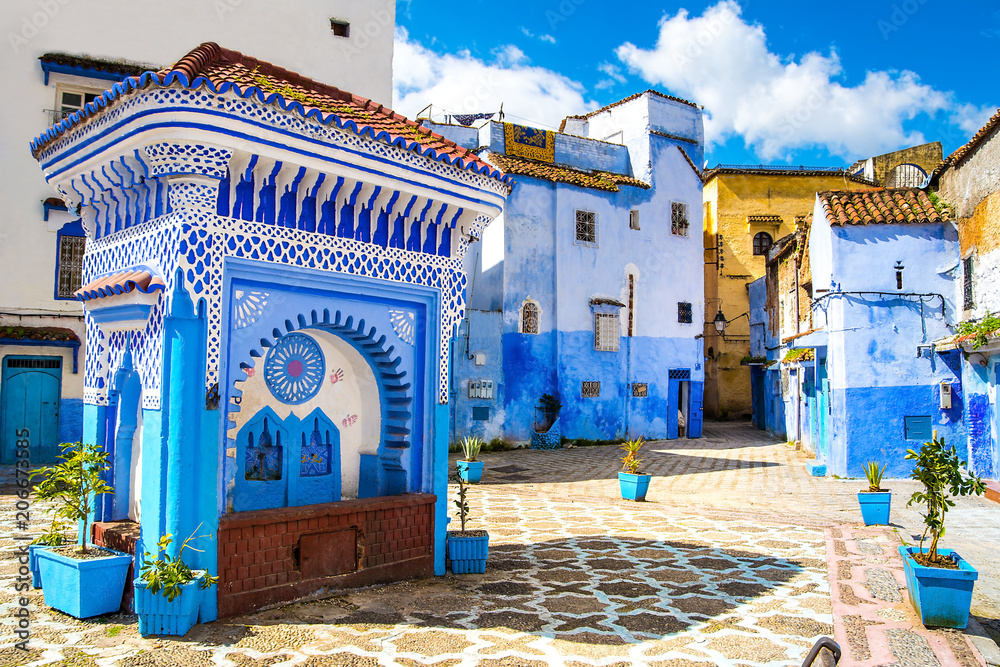 Fototapeta premium Piękny widok na plac w niebieskim mieście Chefchaouen. Lokalizacja: Chefchaouen, Maroko, Afryka. Artystyczny obraz. Świat piękności