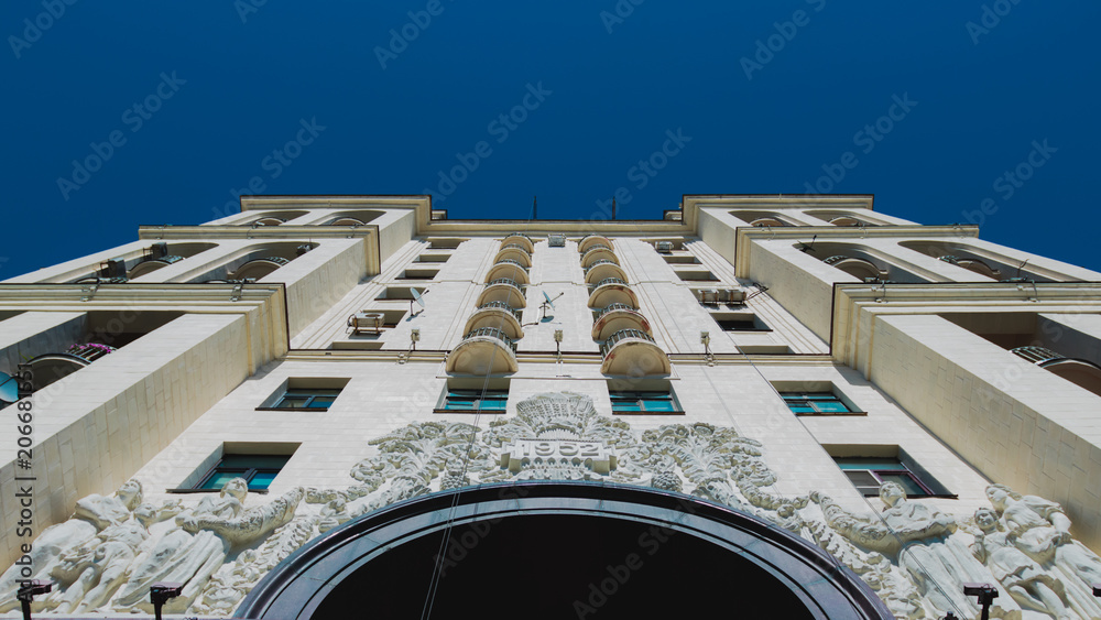 Obraz premium Soviet look up 2