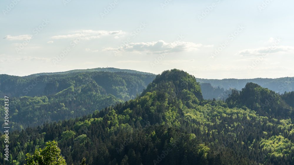 Bergige Landschaft im Elbsandsteingebirge