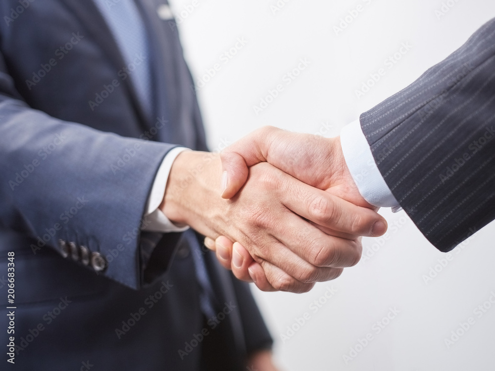 握手をする男性ビジネスマン