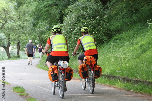 due persone  soccorritori in bicicletta parco paramedici, primo soccorso photo