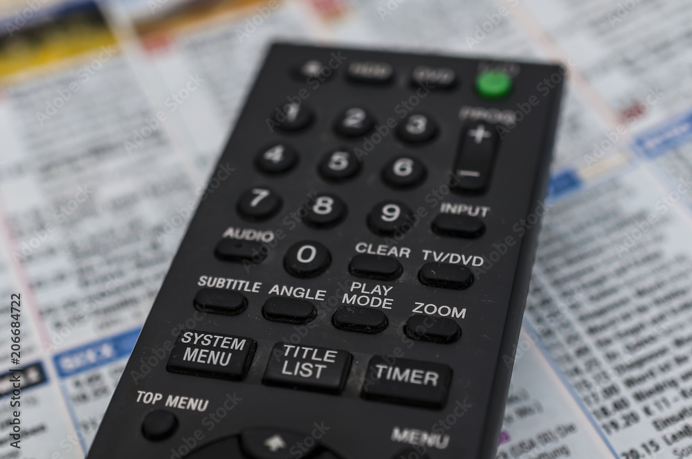 Fernbedienung und Fernsehzeitschrift Fernbedienung und Fernsehzeitschrift