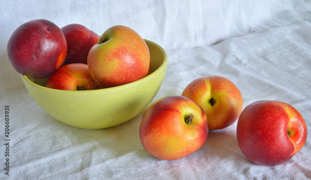 pesche fresche pronte da mangiare, closeup pesche fresche pronte da mangiare, closeup