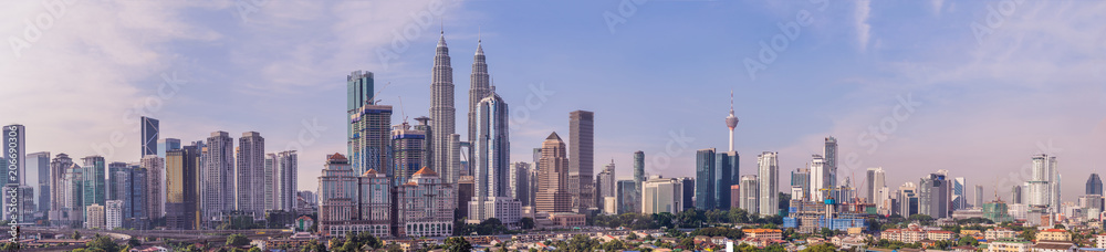 Naklejka premium Panoramę Kuala Lumpur, widok na miasto, drapacze chmur z pięknym niebem o poranku