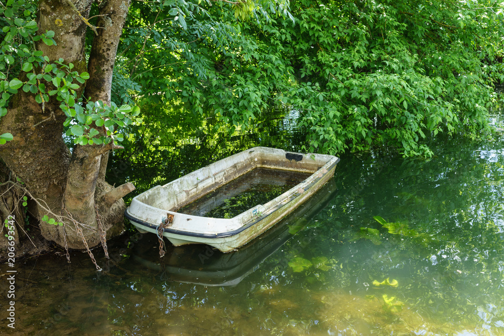 F, Bourgogne-Franche-Comté, Haute-Saône , Pesmes, Fischerboot, festgemacht an Bäumen in idyllischem Winkel F, Bourgogne-Franche-Comté, Haute-Saône , Pesmes, Fischerboot, festgemacht an Bäumen in idyllischem Winkel