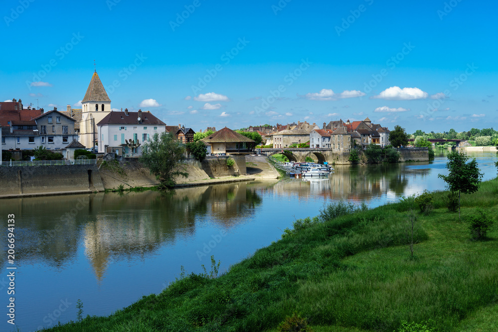 F, Burgund, Verdun-sur-le-Doubs, Stadtansicht mit Fluss Doubs und Saône unter strahlend blauem klaren Himmel