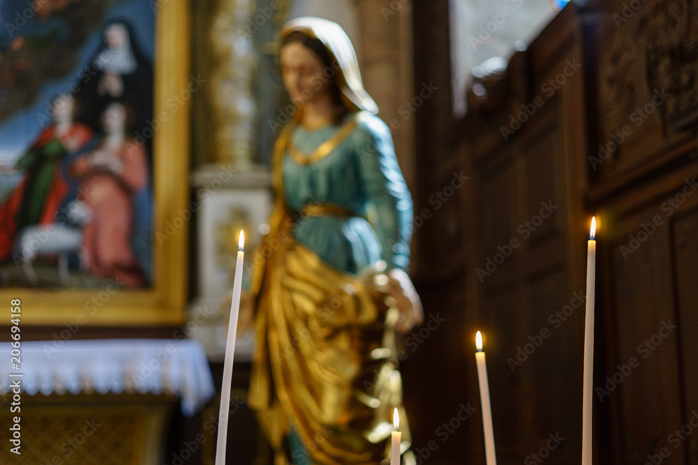F, Franche--Comté, Beaume-les-Dames, Kirche Saint-Martin brennende Kerzen vor wunderschöner Marienfigur