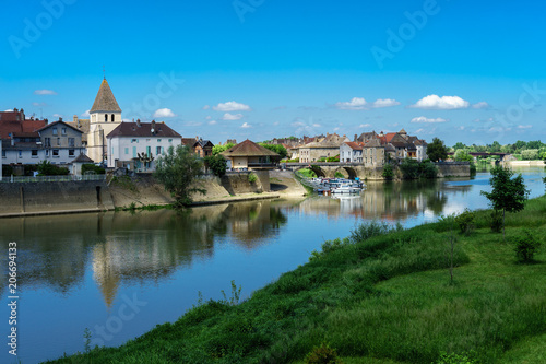 F, Burgund, Verdun-sur-le-Doubs, Stadtansicht mit Fluss Doubs und Saône unter strahlend blauem klaren Himmel