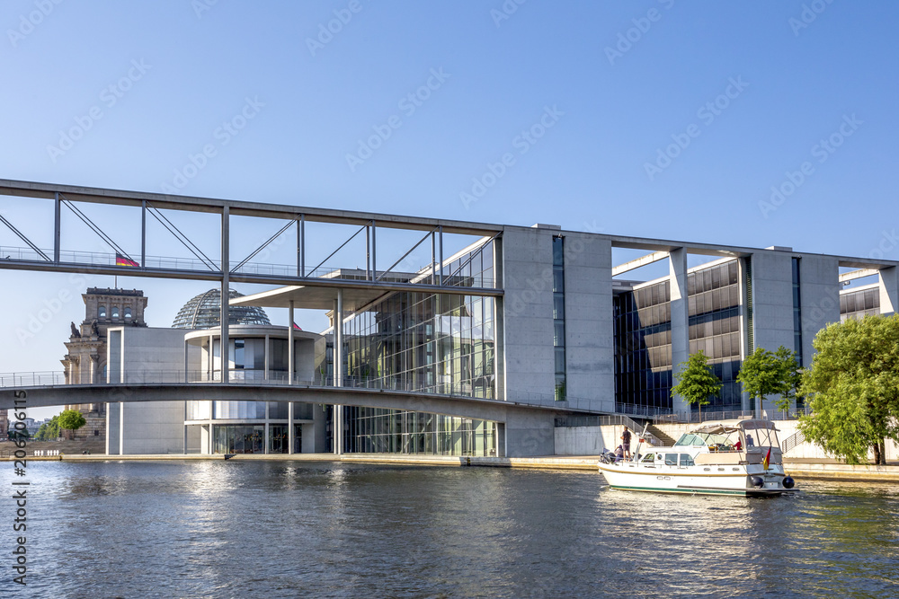 Berlin, Paul Löbe Haus und Reichstag 