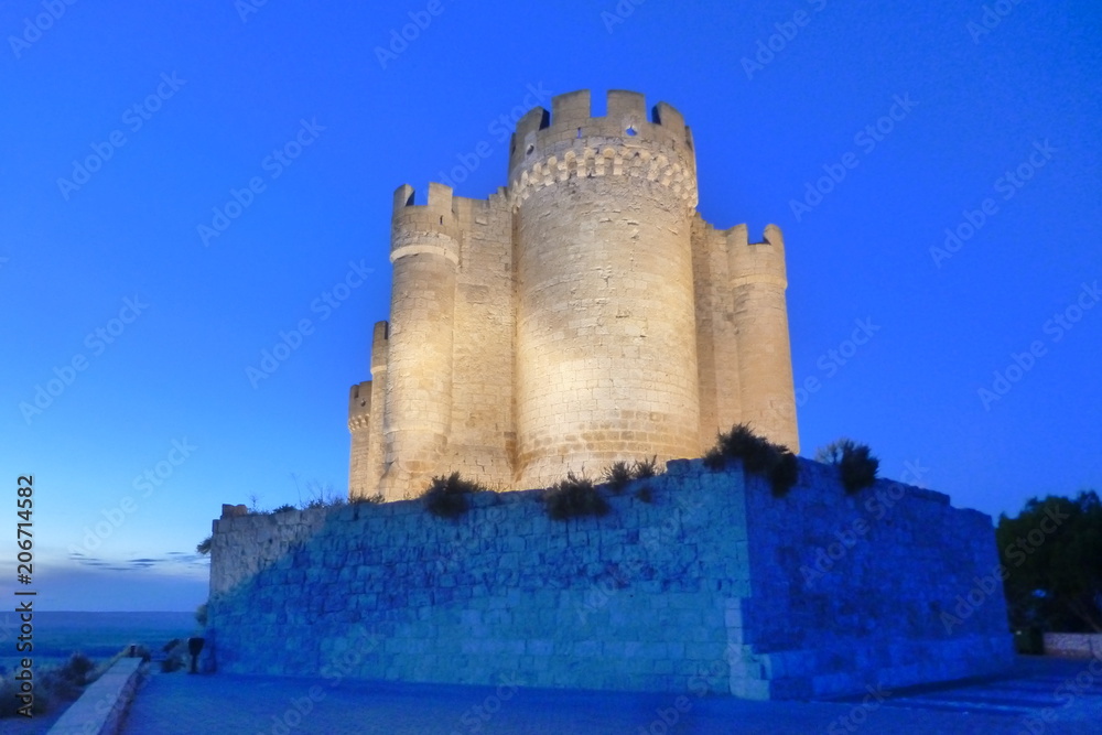 Castillo de Peñafiel,villa y pueblo de España en la provincia de Valladolid, en la comunidad autónoma de Castilla y León cercana a provincia de Burgos (España)