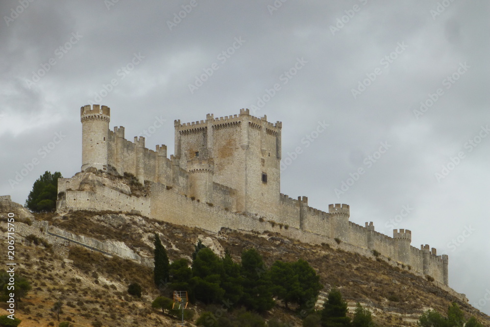 Castillo de Peñafiel,villa y pueblo de España en la provincia de Valladolid, en la comunidad autónoma de Castilla y León cercana a provincia de Burgos (España)