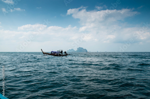 Long Tail Boat sur la mer d'Adaman en Thaïlande