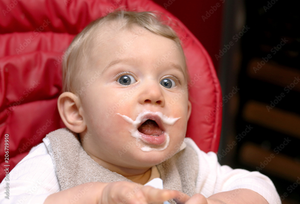 Bebe Mange Son Yaourt Il A Une Moustache Du Lait Stock Photo Adobe Stock