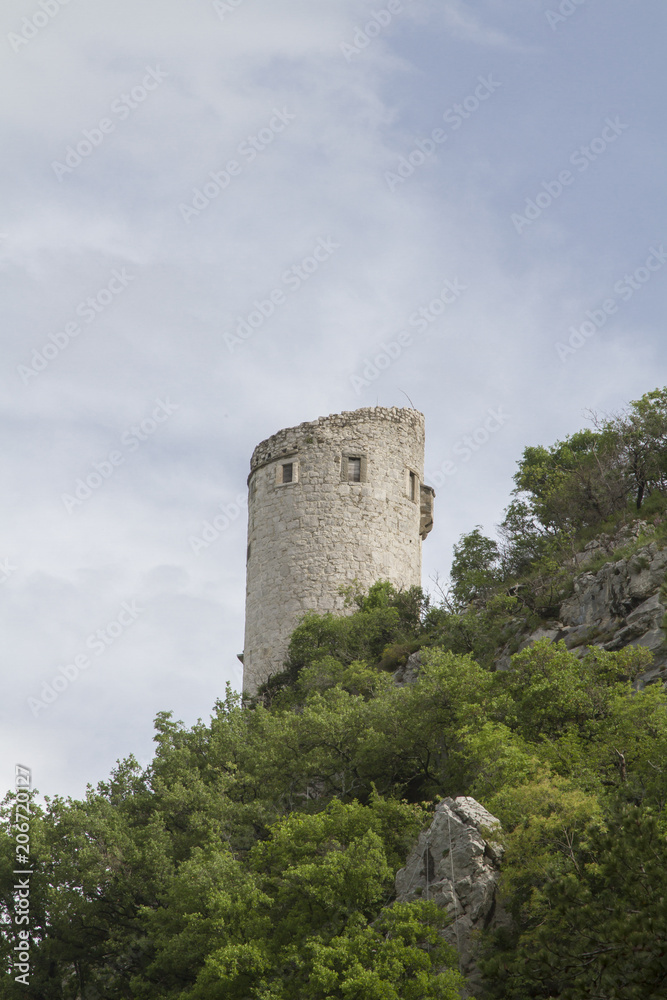 Der Wehrturm oberhalb des Dorfes Podpeč